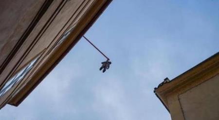 捷克首都布拉格一危險(xiǎn)雕塑 高空中快掉下來的“人”