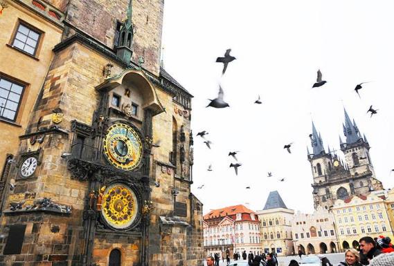 捷克首都布拉格一危險(xiǎn)雕塑 高空中快掉下來的“人”