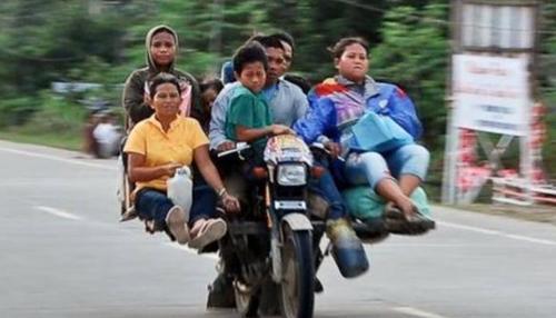 菲律賓將摩托車改成“土飛機(jī)” 一次能拉八個(gè)游客