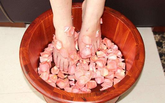 泡腳健康身體 泡腳加這些材料會有特殊的養生效果