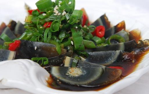 不粘刀,切出美觀的皮蛋!