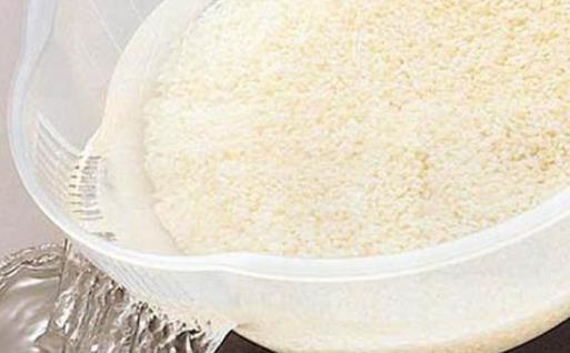 淘米水不但可以是天然去污劑 還能祛油潤膚哦