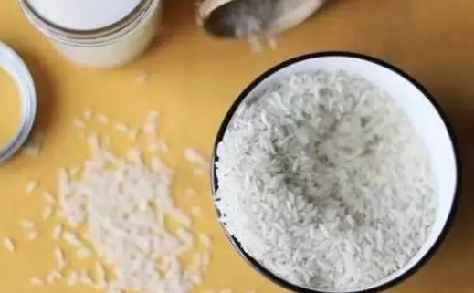 淘米水不但可以是天然去污劑 還能祛油潤膚哦