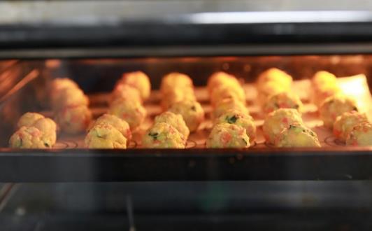 烤箱用久出現油漬臟亂 家庭烤箱的清洗方法