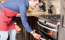 ?烤箱用久出現(xiàn)油漬臟亂 家庭烤箱的清洗方法