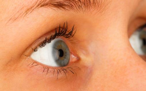 戴隱形眼鏡的安全隱患 這些知識你要知道