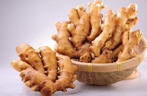 每天睡前堅(jiān)持用生姜貼肚臍 生姜的養(yǎng)生功效大全