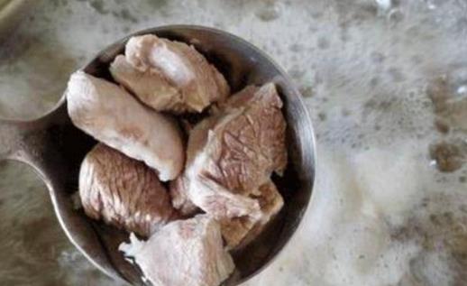 煮肉時上面的浮沫到底是精華還是臟東西?下次別再傻傻的