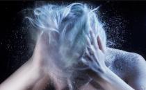 頭屑很?chē)?yán)重滿頭都是 正確洗護(hù)勤做頭皮按摩緩解頭屑