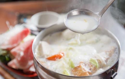 牛奶是富含營養(yǎng)價值的天然飲品 挑選牛奶的方法