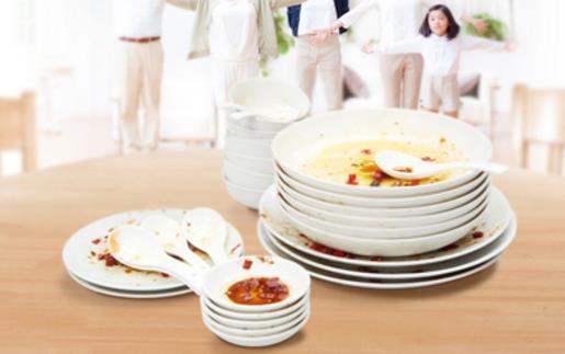 不少人洗碗還用洗潔精?蠢!教你用個小秒招,快速去油污