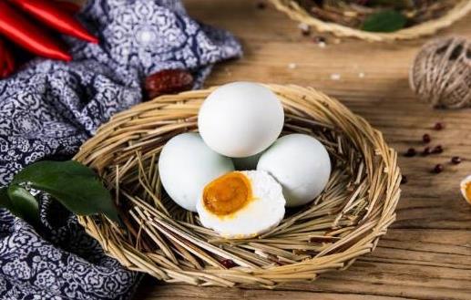 起沙流油的咸鴨蛋怎樣腌?熟食店常用的8種做法,3分鐘就能