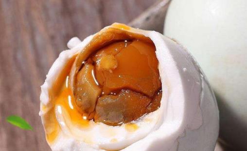 起沙流油的咸鴨蛋怎樣腌?熟食店常用的8種做法,3分鐘就能