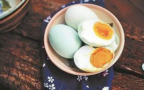 起沙流油的咸鴨蛋怎樣腌?熟食店常用的8種做法,3分鐘就能