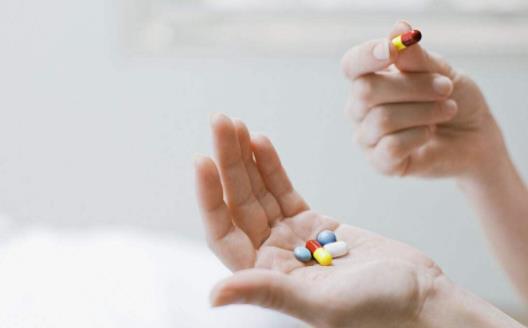 服藥時的飲水有講究 不是服用所有藥物都要多喝水