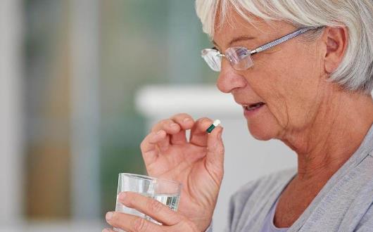 服藥時的飲水有講究 不是服用所有藥物都要多喝水