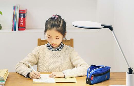 聰明媽咪為孩子挑選靠譜的護眼燈 選擇好臺燈的標準