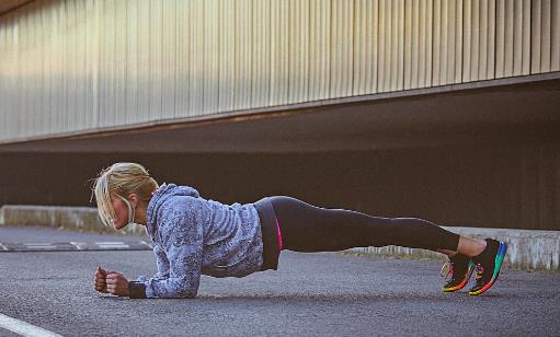 還在苦練平板支撐？拼時長可能讓脊柱受傷 