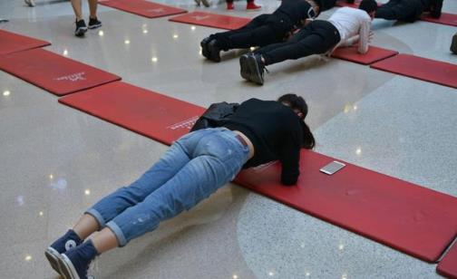 還在苦練平板支撐？拼時長可能讓脊柱受傷 