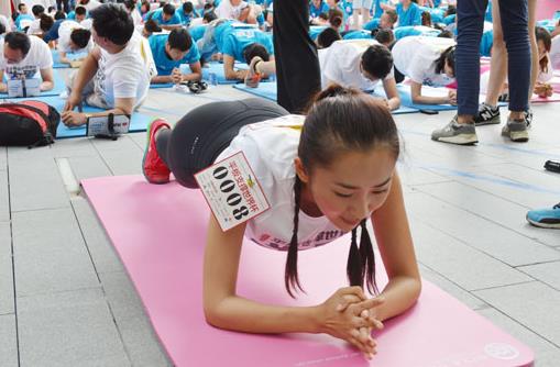 還在苦練平板支撐？拼時長可能讓脊柱受傷 