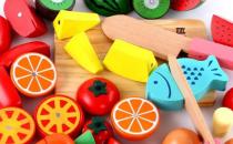 根據寶寶每個階段的發育特點 給予寶寶合適的玩具 