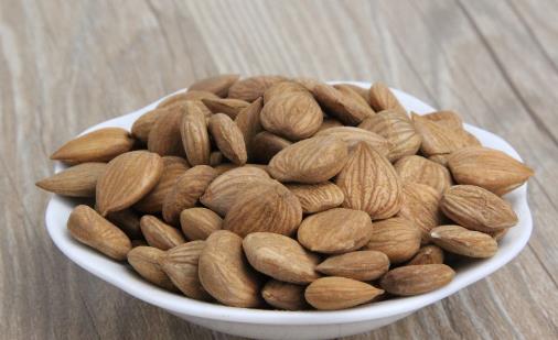 杏仁營(yíng)養(yǎng)價(jià)值高,沒事吃幾粒,降低血糖,幫助減肥!別嫌