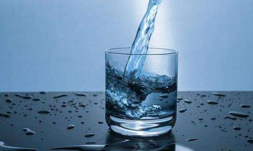 口干口苦口氣重的原因 飯可以少吃水應該多喝