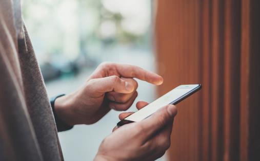 睡前愛玩電腦手機 擔心疾病找上你