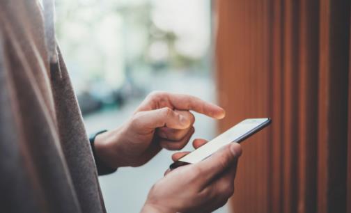 手機癮的危害大眼睛受傷睡眠變差 戒掉手機癮的方法