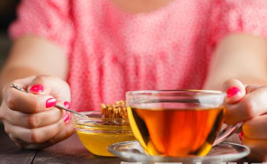 喝蜂蜜水美容養顏美容養顏 蜂蜜水并不適合所有人