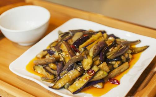 夏季吃茄子，營(yíng)養(yǎng)價(jià)值多，清熱解暑，平穩(wěn)血壓！你吃對(duì)了