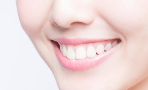 一口皓齒是人們對美的追求 草莓是天然美白牙齒水果