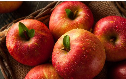 一口皓齒是人們對美的追求 草莓是天然美白牙齒水果