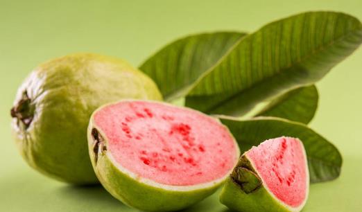 一口皓齒是人們對美的追求 草莓是天然美白牙齒水果