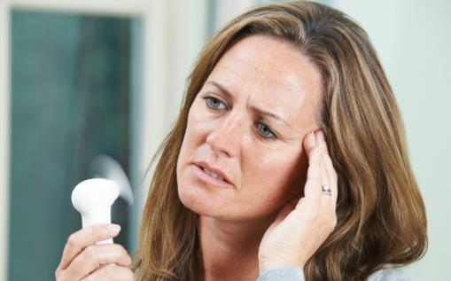 進入更年期的女人,這些跡象“蠢蠢欲動”,別等降臨了才