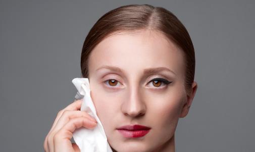 卸妝不用心會(huì)有皮膚問(wèn)題 臉上長(zhǎng)痘卸妝一定要做好