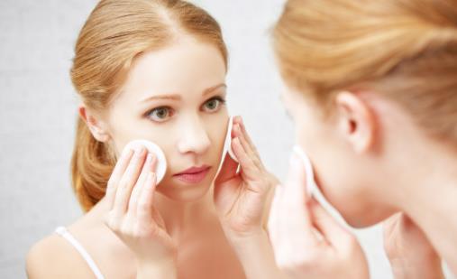 卸妝不用心會(huì)有皮膚問(wèn)題 臉上長(zhǎng)痘卸妝一定要做好