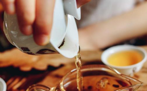 夏日飲茶好處多,醫(yī)生提醒:有兩類女性不宜飲茶,否則會