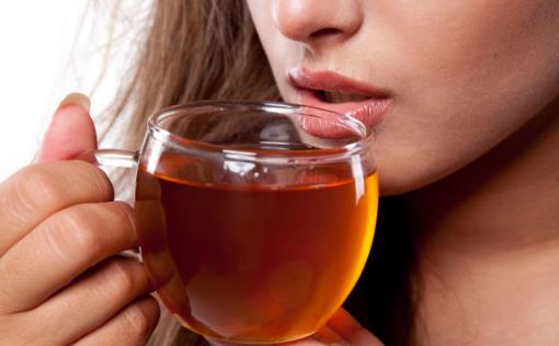 夏日飲茶好處多,醫(yī)生提醒:有兩類女性不宜飲茶,否則會