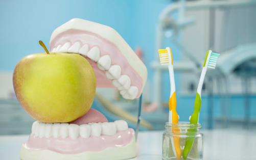 牙刷應(yīng)該選軟毛的還是硬毛的 正確使用牙刷的方法