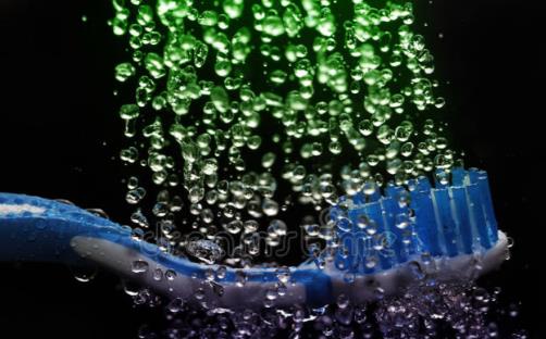 牙刷應(yīng)該選軟毛的還是硬毛的 正確使用牙刷的方法