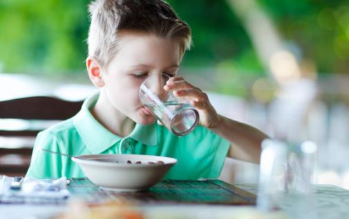 吃飯時到底能不能喝水