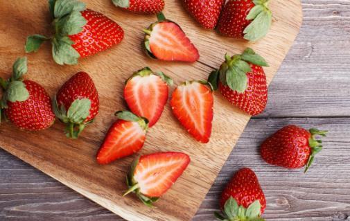 草莓太紅是因?yàn)槿旧?草莓的八大功效