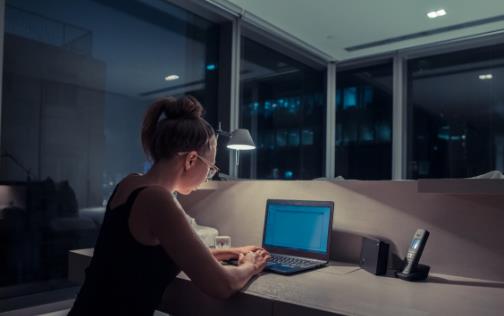 經(jīng)常熬夜有這五大危害 推薦4款養(yǎng)生水果