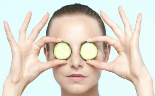 眼部的肌膚非常嬌嫩,因此也需要額外地特殊保養(yǎng),不及時(shí)