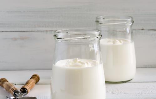 很多人都喜歡喝酸奶，含在嘴里酸酸甜甜。在日常生活中，