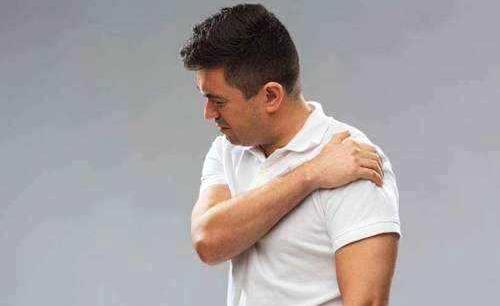 引發(fā)肩疼的四個習(xí)慣 辦公室里巧妙預(yù)防肩周炎