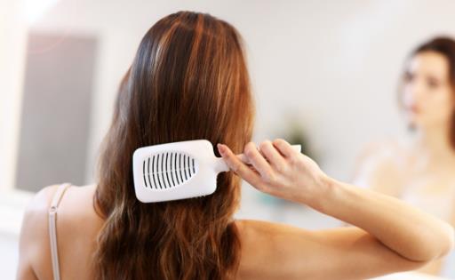 老人可把梳頭養成良好的養生法 有利于延緩大腦衰老