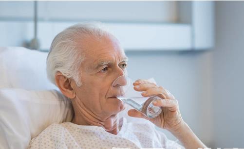 老人睡覺前喝水好不好?