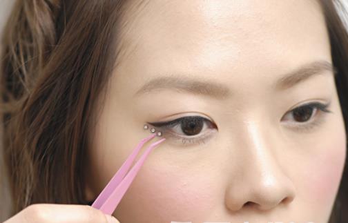 警惕雙眼皮貼的危害 可使皮膚失去彈性